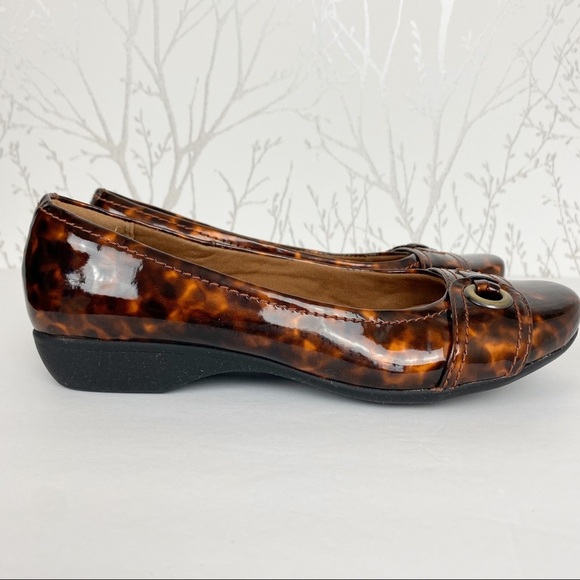 CLARKS Tortoise Shell Print Rounded Toe Loafers 6 - Picture 2 of 9